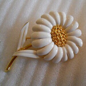 Monet - Daisy Pin  330